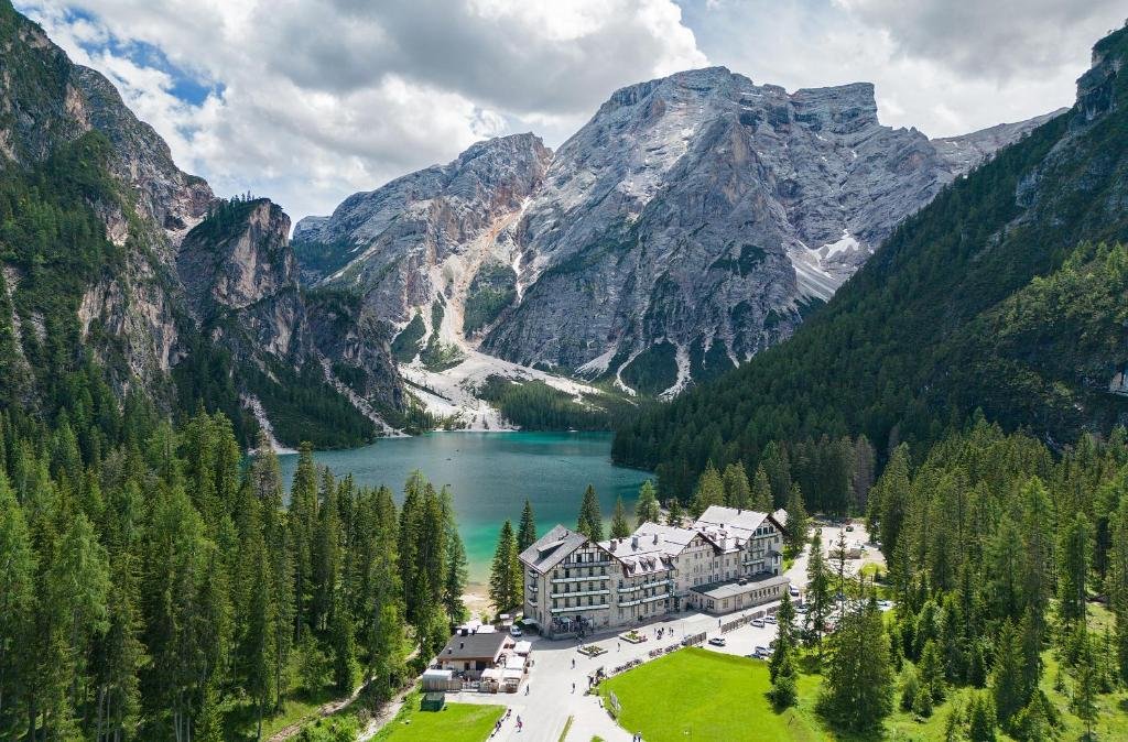 Lake Braies (Pragser Wildsee) - lakeside restaurants